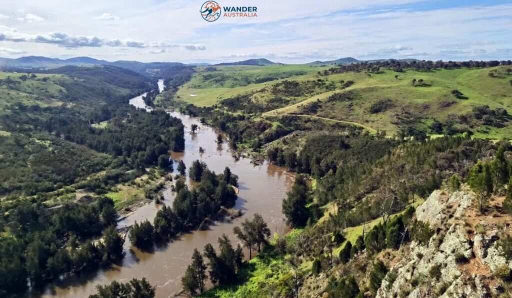 Shepherds lookout - looking over the winding Murrumbidgee river and ACT border